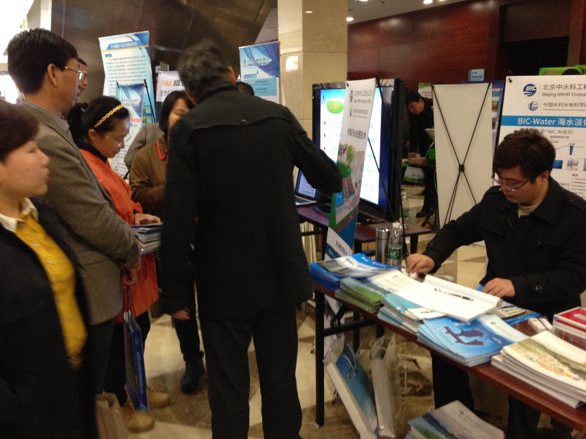 中水科技術(shù)專(zhuān)家正在為觀眾講解村鎮(zhèn)污水處理技術(shù)