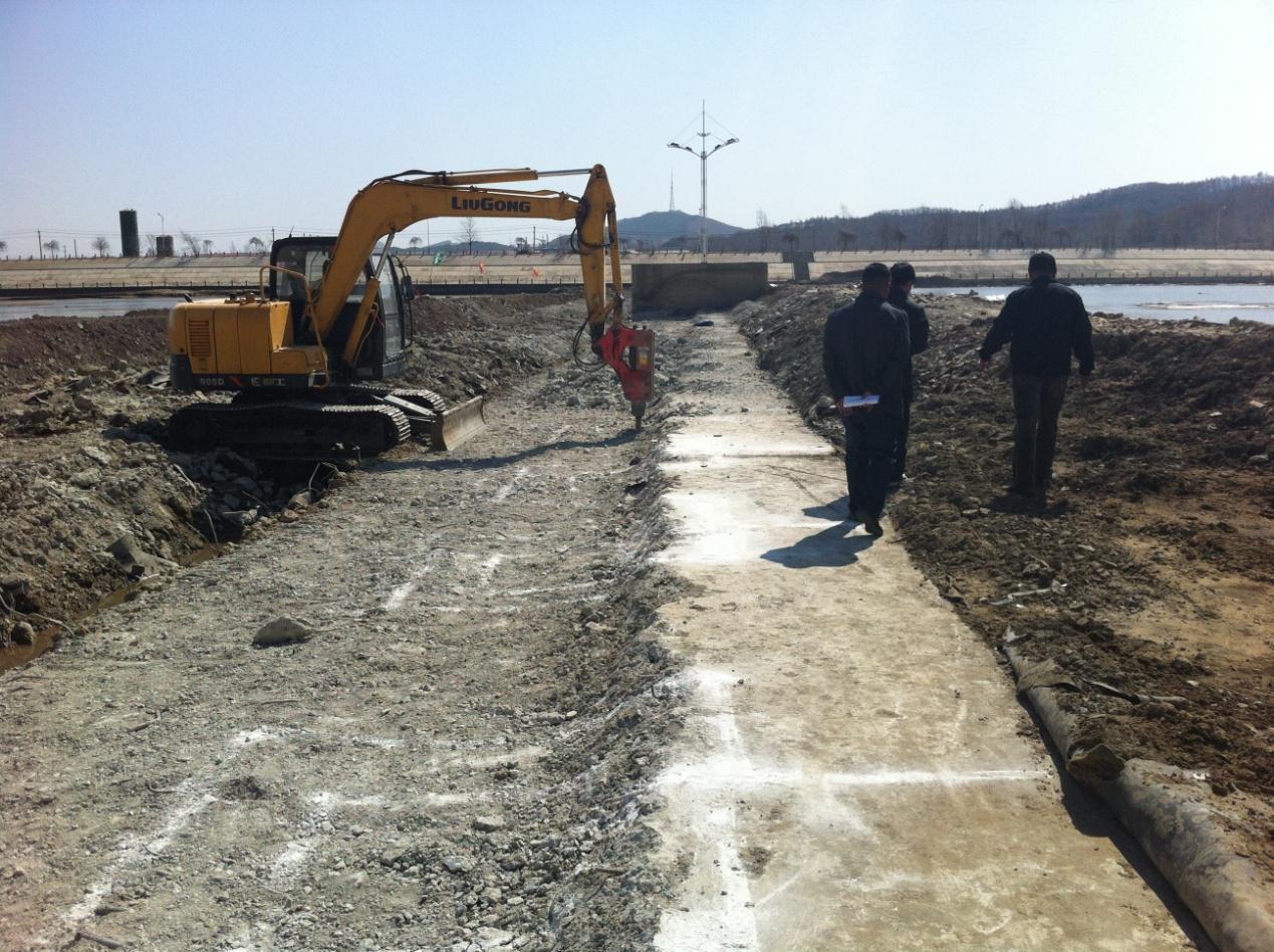 工程師在烈日下進行合頁壩改造 工程師在烈日下進行合頁壩改造